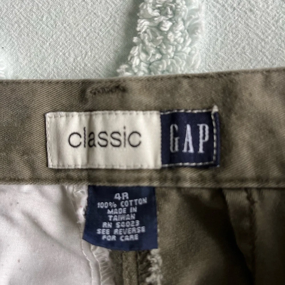GAP Shorts & Petite Sophisticate - Picture 6 of 9